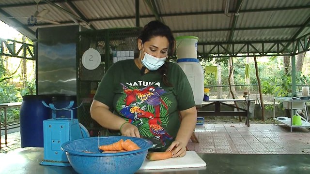 mqn -Julita alimenta a todos con alegría en Aranjuez -060421