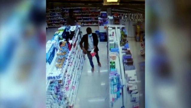 Furto em farmácia é registrado por câmera de segurança; Ladrão escondeu produtos no paletó