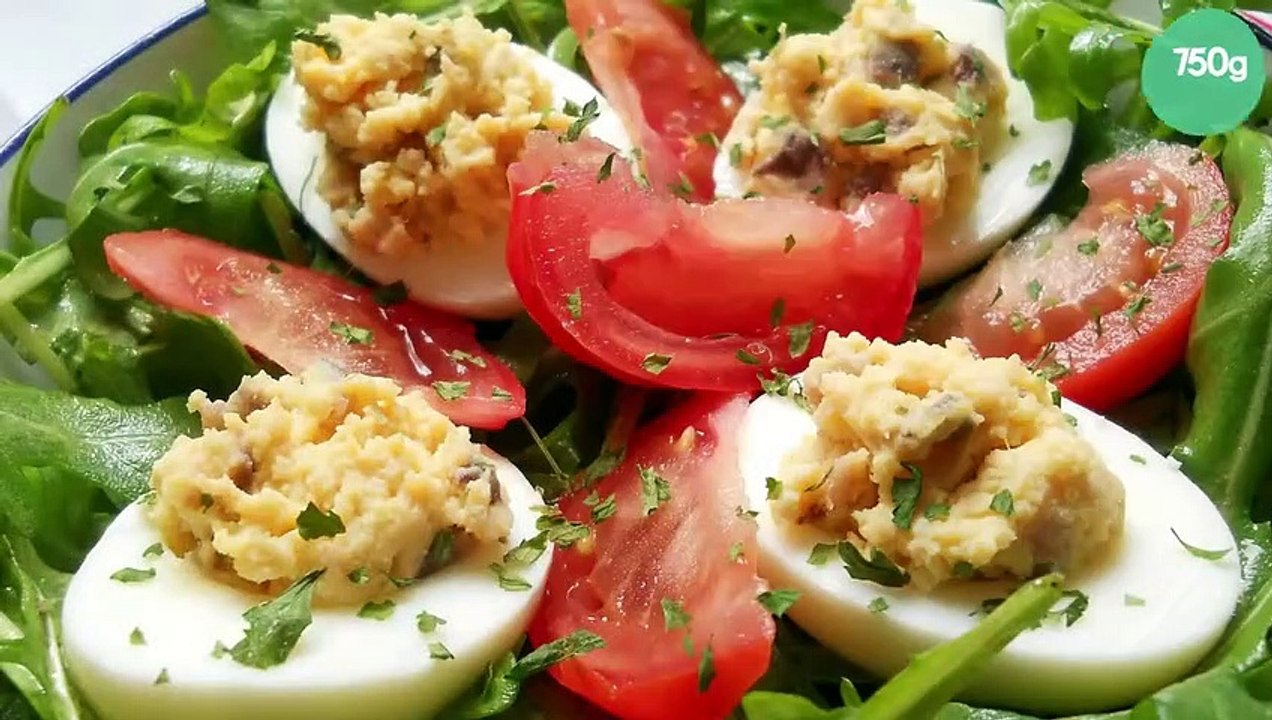 Œufs mimosa aux anchois sur leur nid de roquette