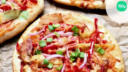 Video herunterladen: Pizza naan au poulet, poivrons et oignon rouge