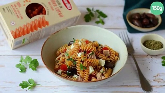 Fusilli de lentilles corail au thon, olives de Kalamata, feta et aux tomates fraîches