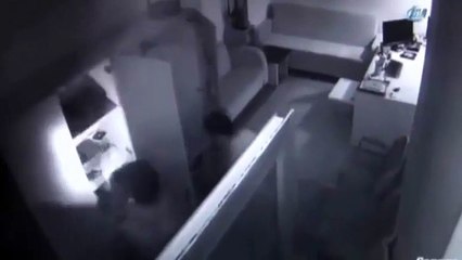 Kur’an-ı Kerim’i öpüp hırsızlığa devam etti!