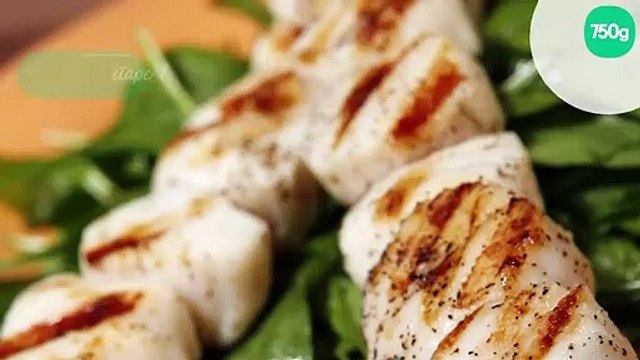 Brochettes de Saint-Jacques, crème de corail épicée et salsa fraîche de fenouil au citron vert