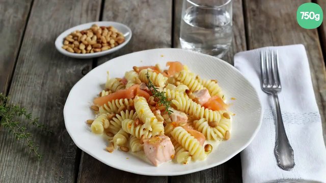 Fusilli au saumon, zestes d'orange et pignons