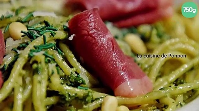 Pâtes au pesto de fanes de carottes garnies de tranches de magret de canard fumé