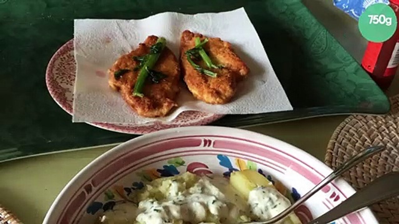 Poulet pané au parmesan, pommes de terre au four et sauce à la ciboulette