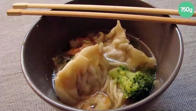 Soupe aux nouilles et raviolis