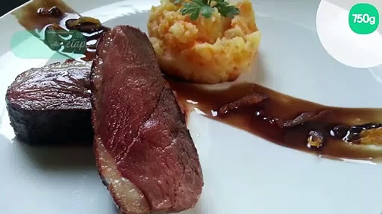 Magret de canard poêlé et son écrasé de pommes de terre carotte aux filaments d'abricots secs.