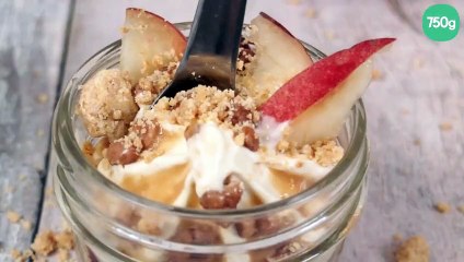 Crumble pêche déstructuré à la crème glacée Carte d'Or® façon glacier vanille et noix de pécan