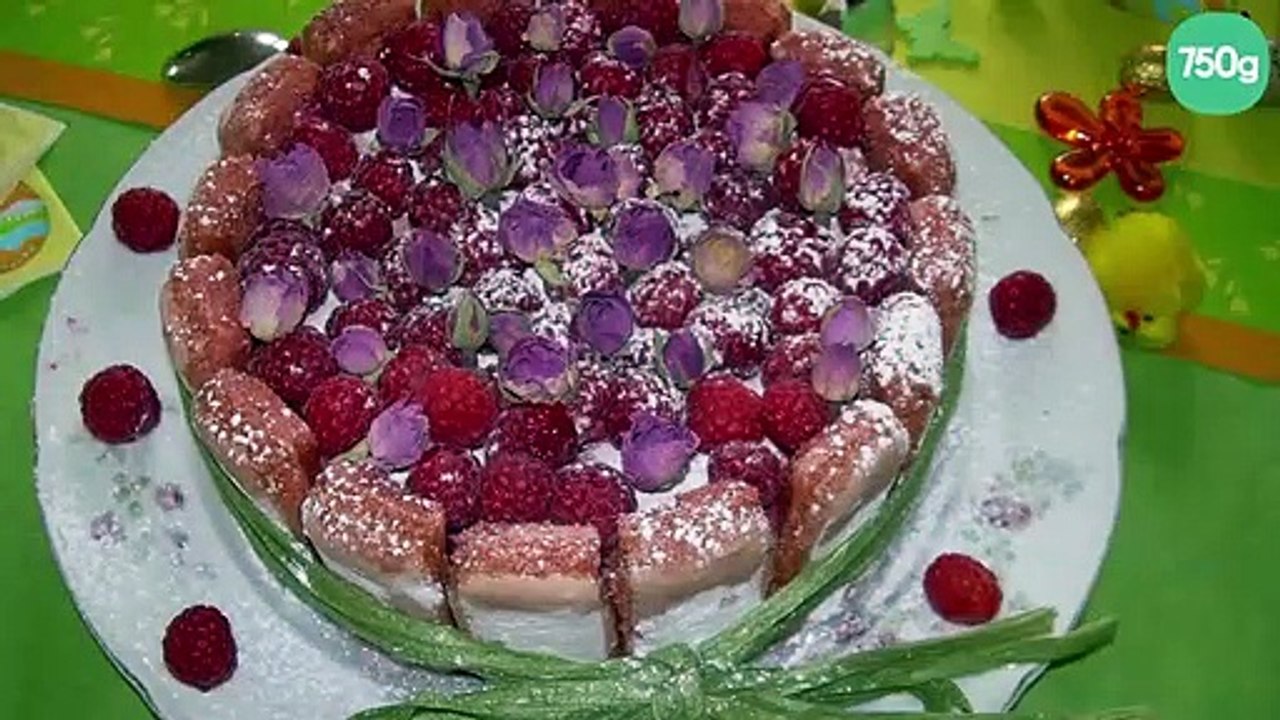 Charlotte aux framboises et biscuits roses de Reims