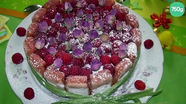 Charlotte aux framboises et biscuits roses de Reims