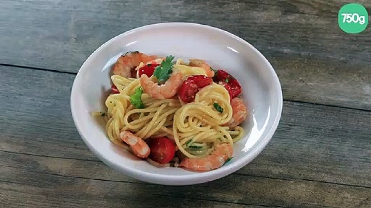 Spaghettis aux crevettes sautées, ail et tomates cerise