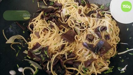 Download Video: Nouilles chinoises sautées aux champignon noir