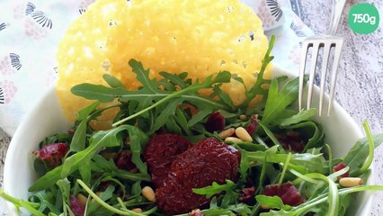 Salade de roquette, tuiles de parmesan, tomates séchées et pancetta croustillante