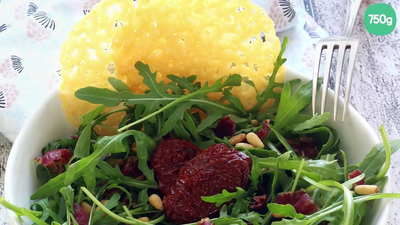 Salade de roquette, tuiles de parmesan, tomates séchées et pancetta croustillante