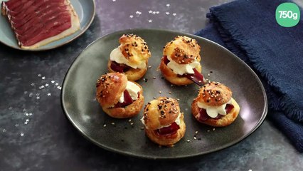Mini choux au sésame farci au Magret fumé, confiture de figue et chantilly au curry
