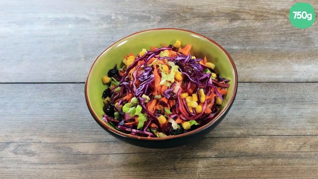 Salade de carottes râpées au chou rouge, maïs et cranberries