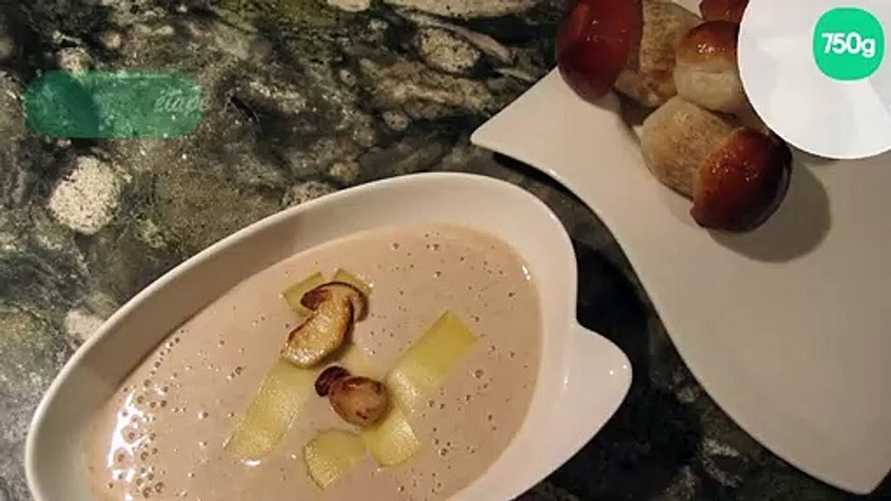 Velouté de cèpes et croquants de parmesan