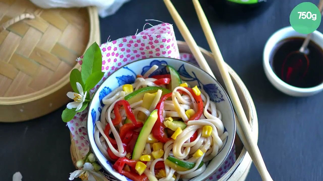 Wok de nouilles udon aux courgettes, poivrons, maïs et sauce soja bio Tanoshi
