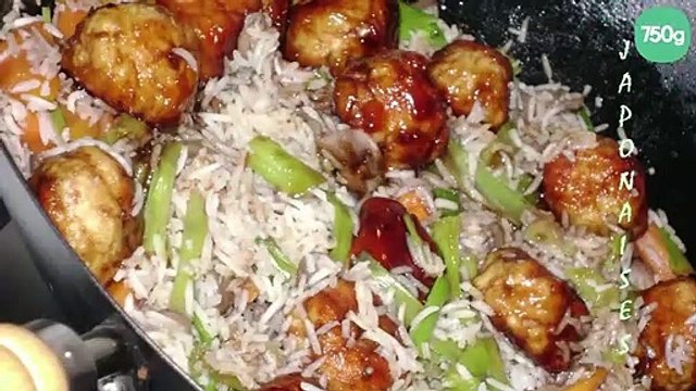 Boulettes de poulet aux accents japonais et leur riz sauté aux légumes