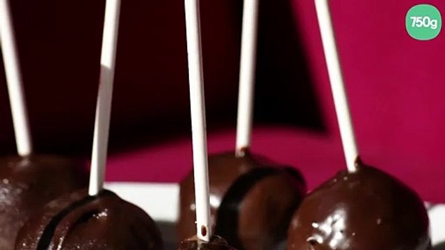 Cake-pop au caramel au beurre salé, enrobage chocolat noir