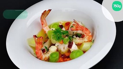 Nage safranée de poisson, crevettes impériales, chorizo et coriandre au bouillon Ariaké