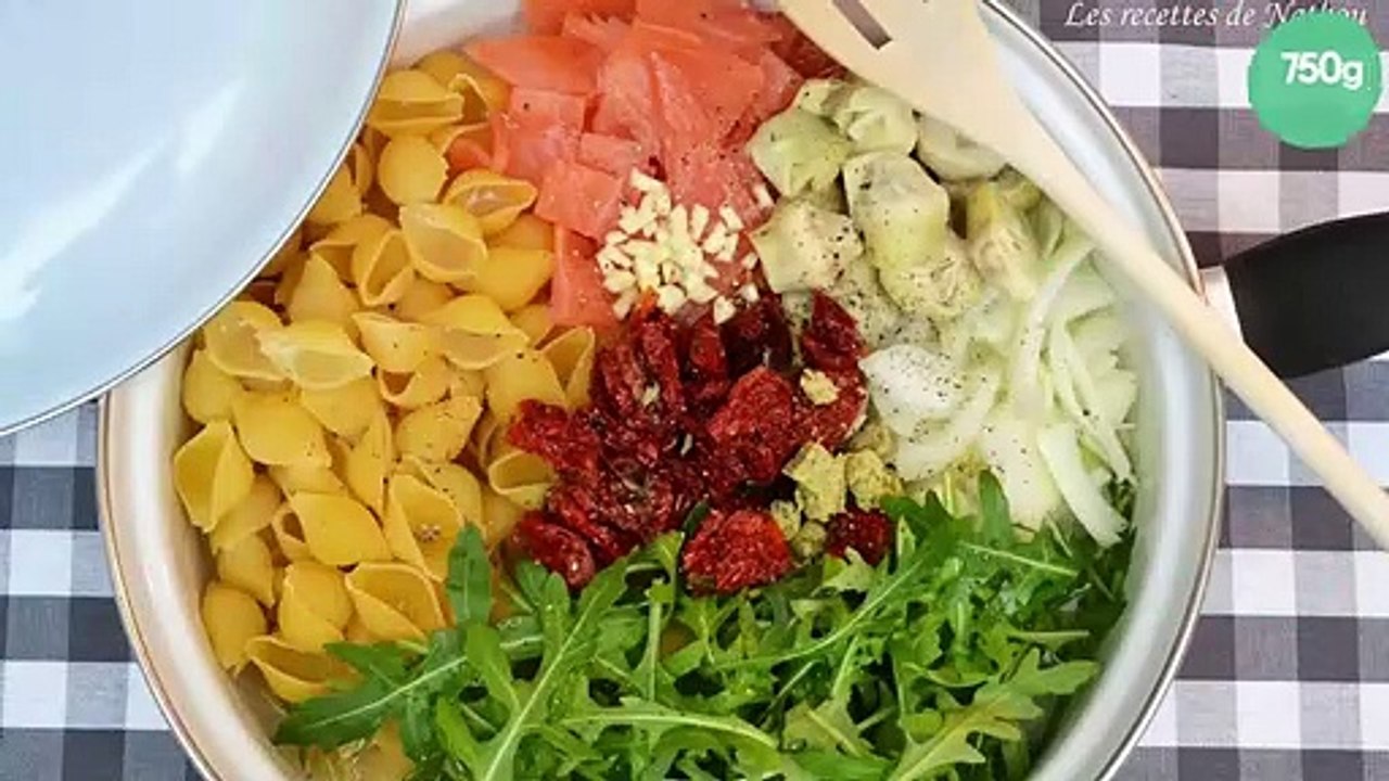One pot pasta au saumon fumé, tomates séchées et roquette