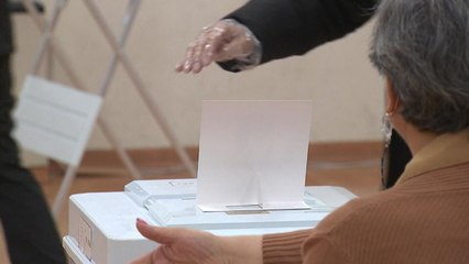 청년부터 어르신까지 투표소 '북적'...12시 기준 전체 투표율 15%·서울 15.6% / YTN