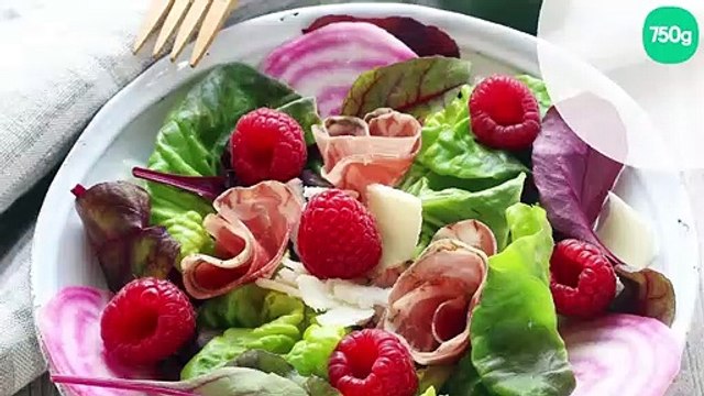 Salade de jeunes pousses, jambon fumé, fromage de brebis et framboises