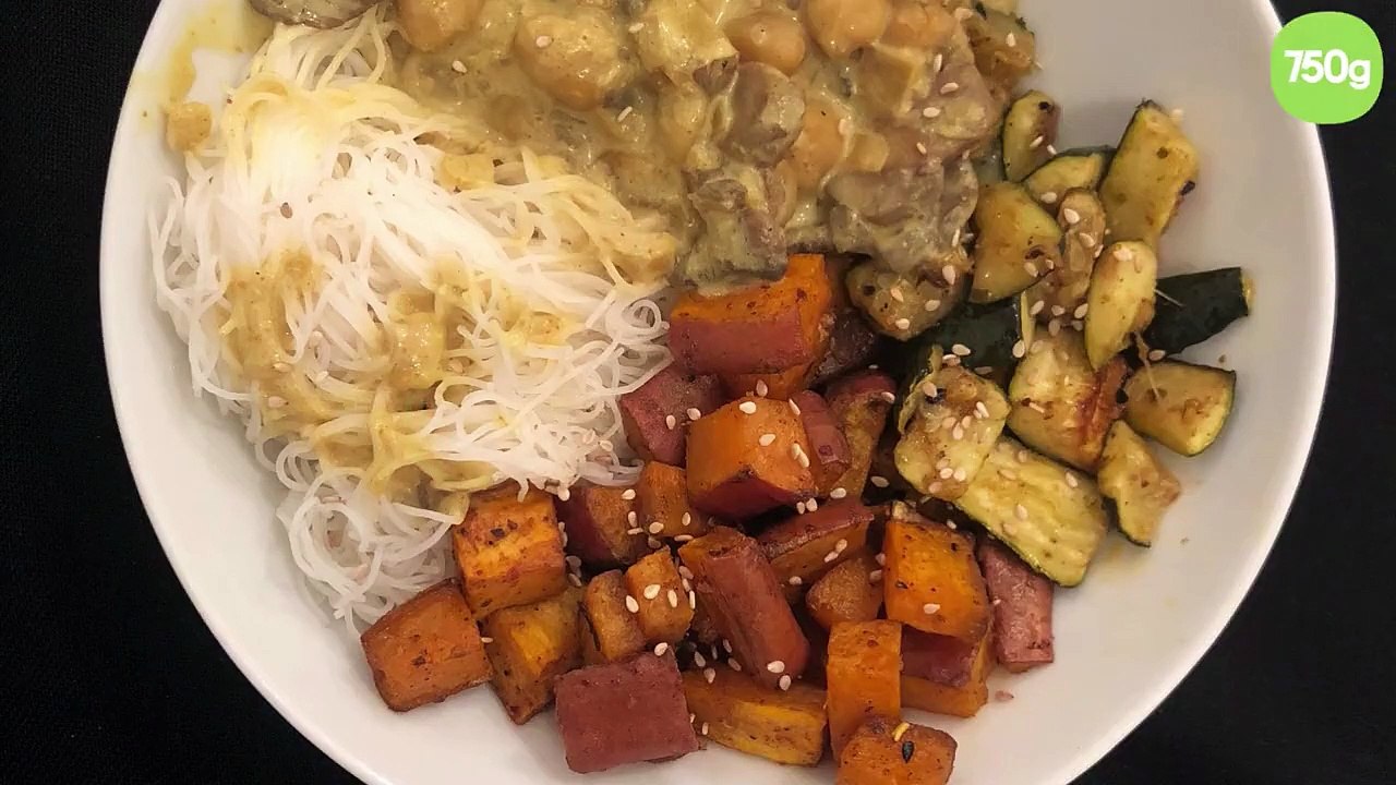 Sauce vegan aux champignons accompagnée de légumes rôtis