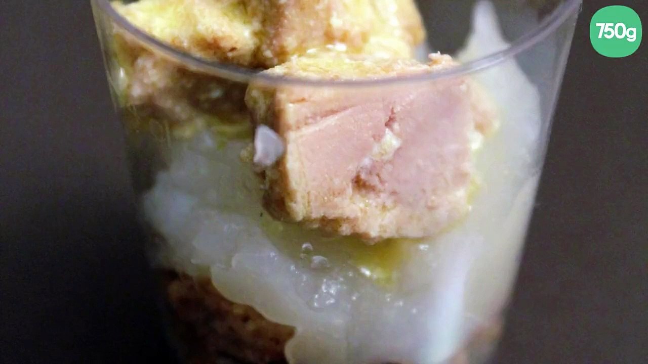 Verrine chic, crumble de noisette compotée de poires et dés de foie gras