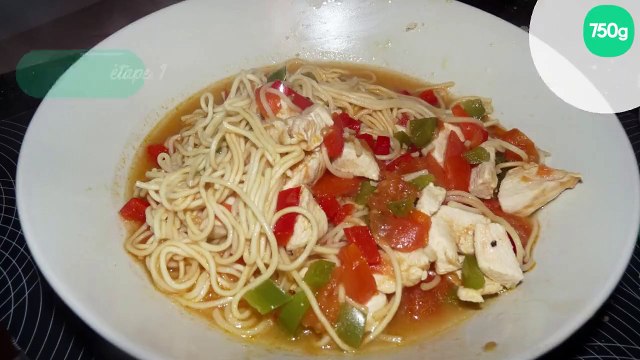 Wok poulet épicé et nouilles chinoises