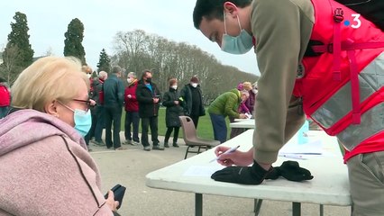 Скачать видео: Haute-Savoie : La famille d'un homme de 63 ans décédé en mars en de multiples thromboses, après avoir été vacciné avec AstraZeneca, dépose plainte pour 