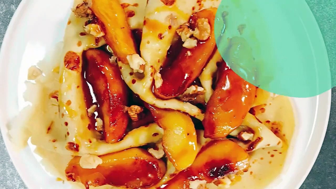 Crêpes aux pommes poêlées, sauce caramel beurre salé et noix