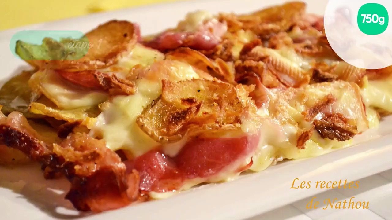 Gratin de pommes de terre rissolées au lard, fromage à raclette et oignons frits