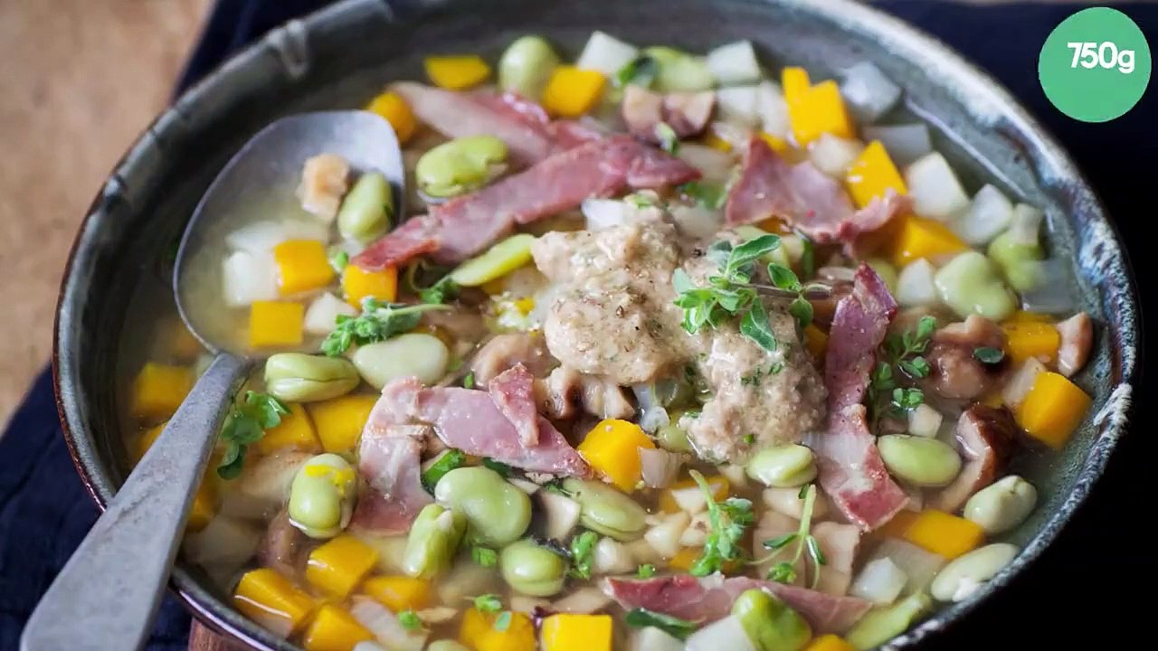 Bûcheronne (« minestrone de la forêt » avec pesto brun de champignons, châtaignes et fèves, légumes                d’hiver, lard)
