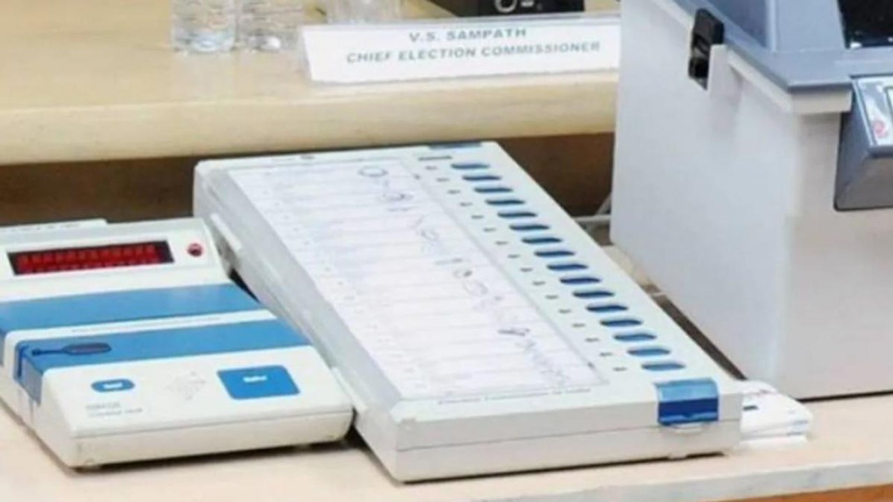 Tamil Nadu: Men caught with EVM at Velachery in...