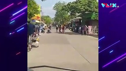 Nyeleneh! Pengendara Becak Standing di Jalanan