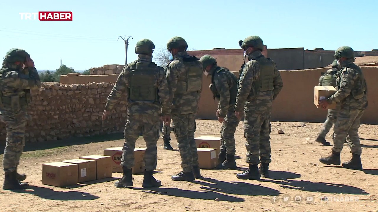 Mehmetçik, Barış Pınarı bölgesinde köy köy dolaşıp yardım götürüyor
