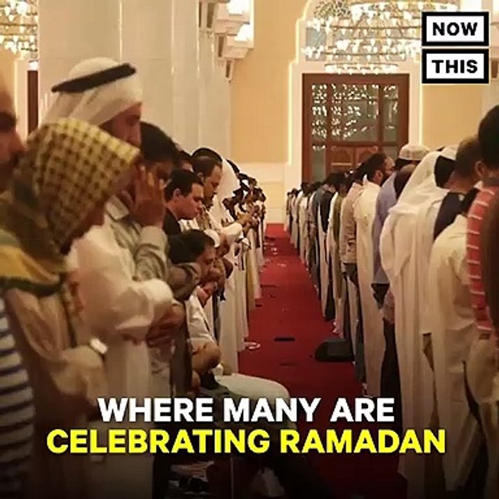 Müslüman olmayan kadınlar Ramazan boyunca başörtüsü takıyor ve oruç tutuyor