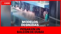 Grupo de modelos desnudas posan en un balcón de Dubái