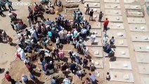 شاهد: الجرافات في تعز اليمنية تحفر قبورا صفا صفا وترصد ارتفاع وفيات وباء كورونا