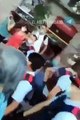 Varios ciudadanos impiden que agentes de los Mozos de Escuadra detengan a una mujer por no llevar mascarilla con gritos de 