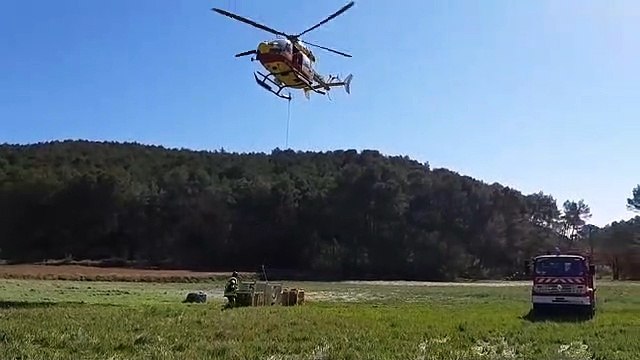 Les hélicoptères de la sécurité civile embarquent du matériel pour venir à bout du feu d'Auriol dans les Bouches-du-Rhône
