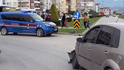 Motosiklet sürücüsünün ticari araca çarpıp savrulduğu kaza kameralara yansıdı