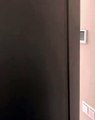 Laura Matamoros abre las puertas del dormitorio de su hijo Matías