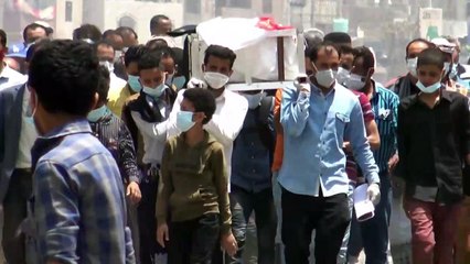 حفارو القبور في تعز ينهمكون في العمل مع ارتفاع وفيات كورونا
