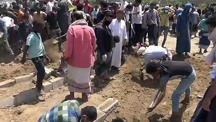 حفارو القبور في تعز ينهمكون في العمل مع ارتفاع وفيات كورونا