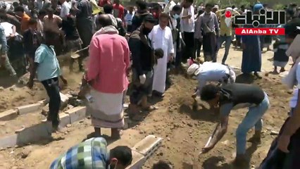 حفارو القبور في تعز ينهمكون في العمل مع ارتفاع وفيات كورونا