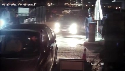 ياسر فرج يتعرض للإعتداء على يد شابين